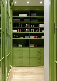 Г-образная гардеробная комната в зеленом цвете Старый Оскол