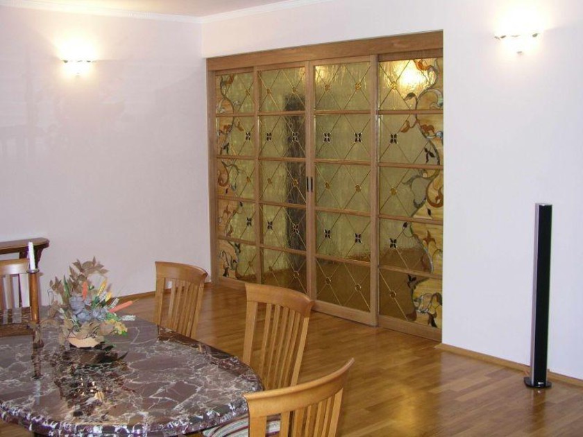 Перегородка для гостиной с цветным стеклом и декоративными вставками Старый Оскол