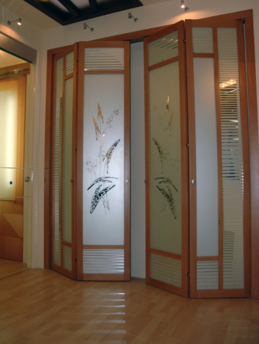Широкие двери гармошка с матовым стеклом и рисунком Старый Оскол